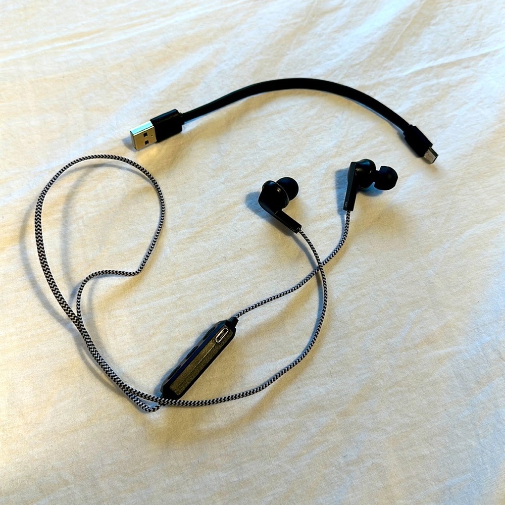 Kikkerland Black Cotton Braided Bluetooth Earbuds